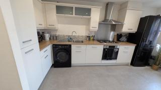 Large Modern House With Private Parking - 4
