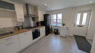 Large Modern House With Private Parking - 3