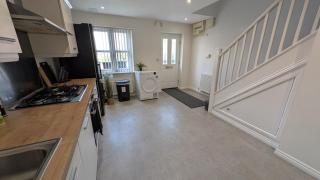 Large Modern House With Private Parking - 1