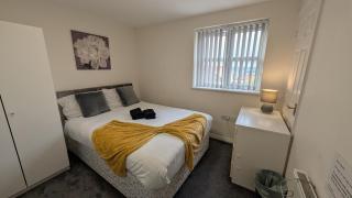 Large Modern House With Private Parking - 6