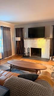 Cute Post-War Minimalist Home 10 Min From Downtown - 0