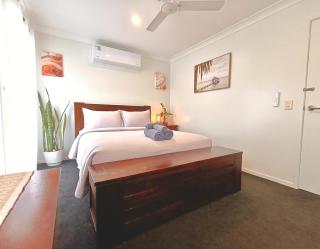 Private Queen Room Separate Toilet - Holmview - 7