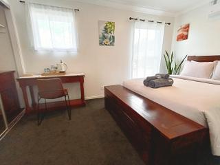 Private Queen Room Separate Toilet - Holmview - 4