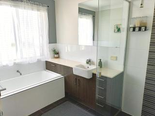 Private Queen Room Separate Toilet - Holmview - 3