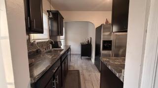 Cute Post-War Minimalist Home 10 Min From Downtown - 2