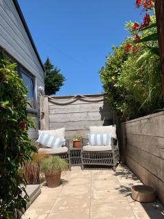 Ocean Drive Deluxe Apartment with complimentary Day Time Beach hut - 5
