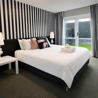 Bold & Stylish CBD Apartment - Superior Stays - 8