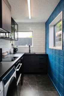 Bold & Stylish CBD Apartment - Superior Stays - 6