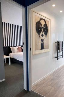 Bold & Stylish CBD Apartment - Superior Stays - 7