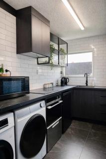 Bold & Stylish CBD Apartment - Superior Stays - 4
