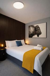 Bold & Stylish CBD Apartment - Superior Stays - 1