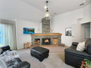 Luxury Stay with Lake & Mountain Views - 3