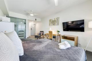 18th Floor Seaview Executive Style King Bed with Pool and Gym - 3