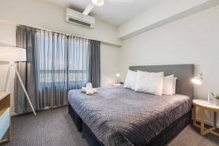 18th Floor Seaview Executive Style King Bed with Pool and Gym - 0