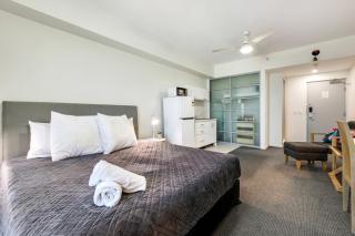 18th Floor Seaview Executive Style King Bed with Pool and Gym - 7
