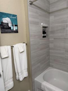 Modern 2BR 2Bath Minutes to WEC & FAST - 4