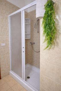 2 min walk to beach - Free parking & private patio - 6