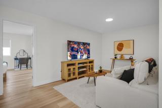 Modern Luxury Cozy Family Home - King Bed - AC - Sleeps 11 - High speed Wi-Fi - Netflix - Free Garage Parking - close to Airport and West Edmonton Mall - 8