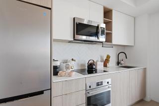 Toronto Skyline View Condo with Parking, Sauna & Gym - 2