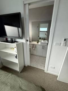 Stylish Private Room with Ensuite 20 mins to CBD - 3