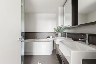 Harbour View 2BR Docklands Apt Near Marvel Stadium - 4