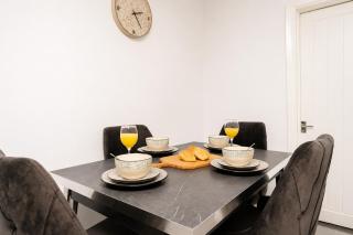 Immaculate 4 bed in Liverpool By Hinkley Homes Short Lets & Serviced Accommodation - Liverpool - 1