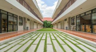 Yellow Moon Hotel - 1