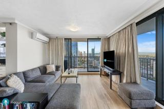 Surfers Paradise Beachfront Pool and Views - 9