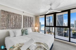 Surfers Paradise Beachfront Pool and Views - 4