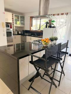 Gold Coast International Student Rooms - Families - Couples- Singles Welcome - 1