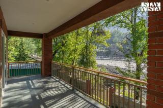 StayVista's Shamrock Riverfront - Luxury Riverside Villa with Alfresco Dining & BBQ - Haripūr - 7