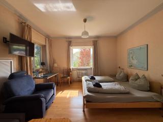 Lautertal Panorama-Suite - Kingsize-Bett & Badewanne & Dusche - Raucherbereich vor überdachten Terrasse - Rosengarten - Parkplätze 15m entfernt- Naturschutzgebiet vor Haustüre - sehr ruhige Gegend - Self-Checkin - 45qm2 - 0
