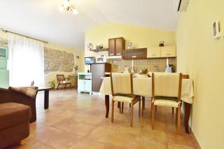 Bright stay with shared pool BBQ in Tar - 8