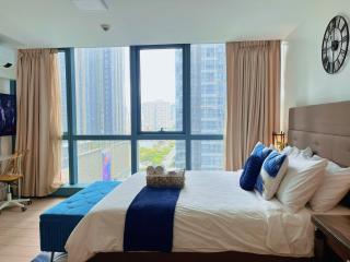 BGC 1BR, Steps to Mitsukoshi & Uptown Malls, 300Mbps Fiber 14F - Manila - 0