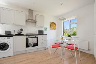2 Bed Contractor Accommodation - 15min Drive to Heathrow & Windsor - 7