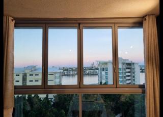 Hamilton Riverview Apt with Balcony & Pool - 4