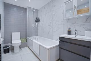 2-Bed Apartment Near Heathrow - Free Parking - Contractor & Leisure Stays - 5