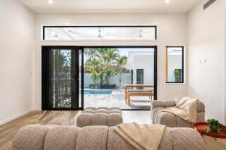 Family Oasis, Poolside Living & Great Location - 5BR house in Southport - 7