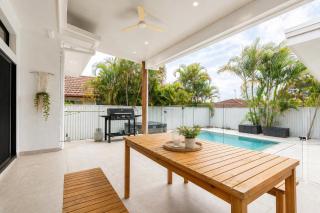 Family Oasis, Poolside Living & Great Location - 5BR house in Southport - 5