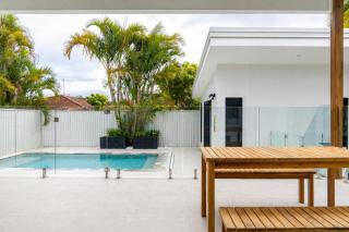 Family Oasis, Poolside Living & Great Location - 5BR house in Southport - 0
