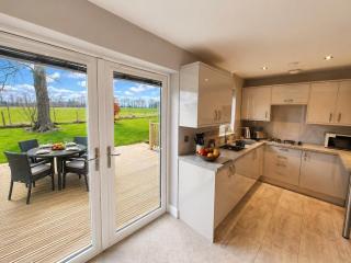 Studio Apartment with great views and outdoor deck - 3