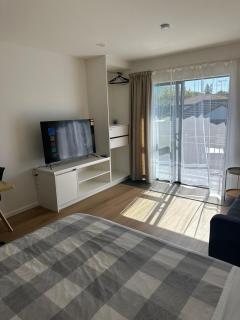 Sunny Comfy Ellerslie Apartment - 6