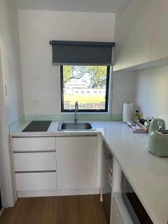 Sunny Comfy Ellerslie Apartment - 2
