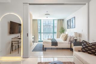 Uptown BGC 1BR Modern Noir Chic Suite Pool View - 4
