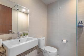 Uptown BGC 1BR Modern Noir Chic Suite Pool View - 2
