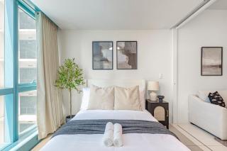 Uptown BGC 1BR Modern Noir Chic Suite Pool View - 1