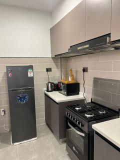 2 bedroom all En-suite with Gym Fast WIFI Ideal for Digital Nomads - 8
