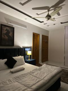 Park-facing Oasis 2bedroom portion - 1