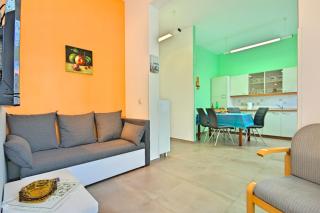 Sunny coastal escape with shared garden - 7