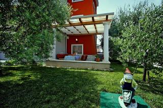Sunny coastal escape with shared garden - 3